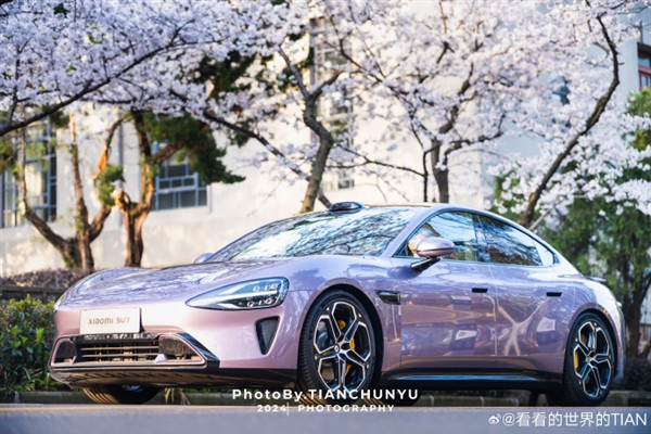 紫色小米汽車SU7首次亮相武漢大學(xué)！網(wǎng)友驚嘆美如畫