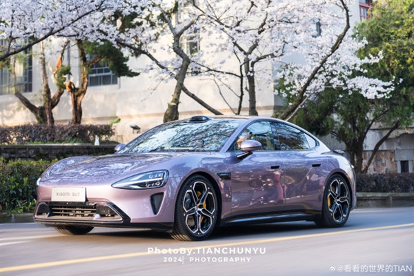 紫色小米汽车SU7首次亮相武汉大学！网友惊叹美如画