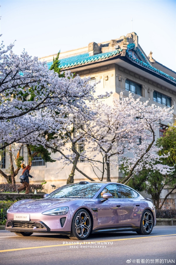 紫色小米汽车SU7首次亮相武汉大学！网友惊叹美如画