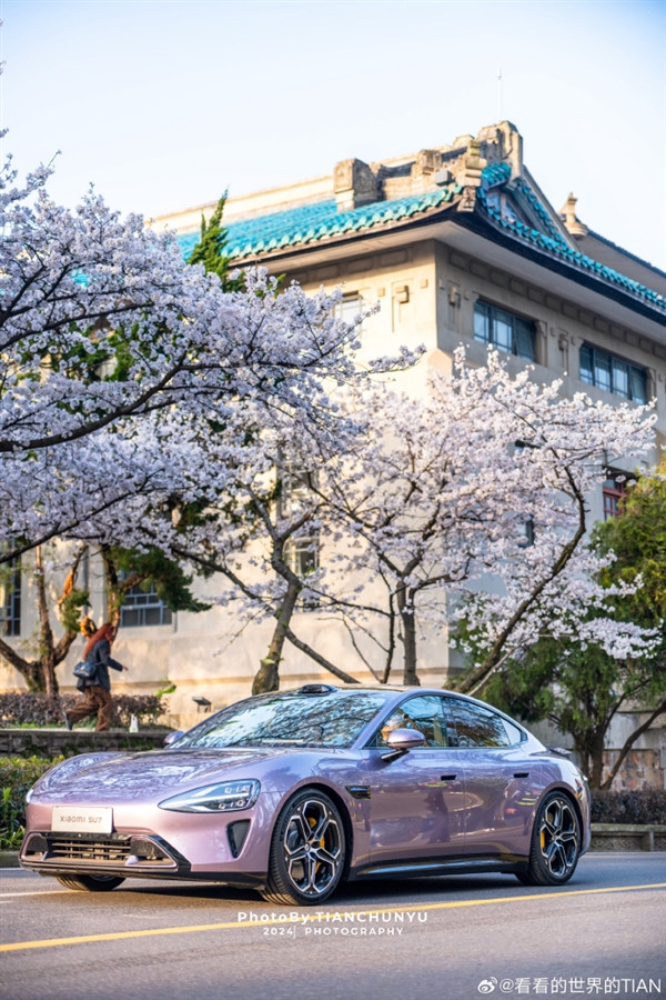 紫色小米汽車SU7首次亮相武漢大學(xué)！網(wǎng)友驚嘆美如畫