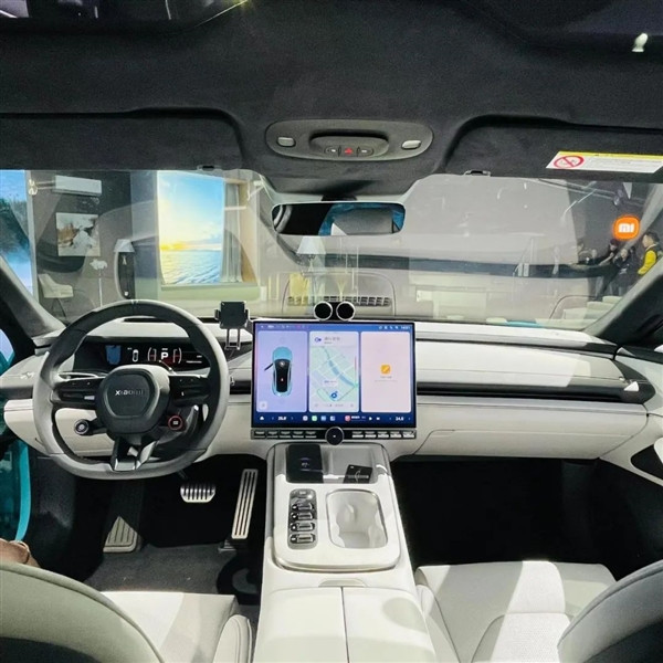 小米汽車SU7內(nèi)飾全曝光：車機屏還能原廠自帶手機支架