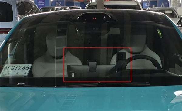 小米汽車SU7內(nèi)飾全曝光：車機屏還能原廠自帶手機支架