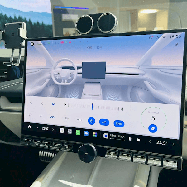 小米汽车SU7内饰全曝光：车机屏还能原厂自带手机支架
