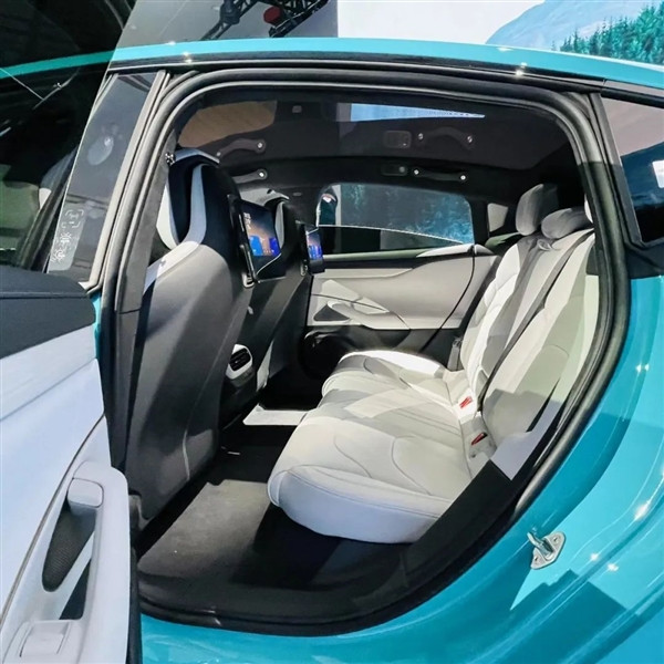 小米汽車SU7內(nèi)飾全曝光：車機屏還能原廠自帶手機支架