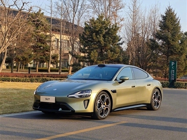 小米汽車SU7內(nèi)飾全曝光：車機屏還能原廠自帶手機支架