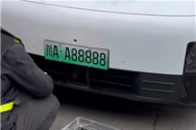 一理想MEGA挂“5个8”豹子号车牌 网友:车牌比车贵多了吧