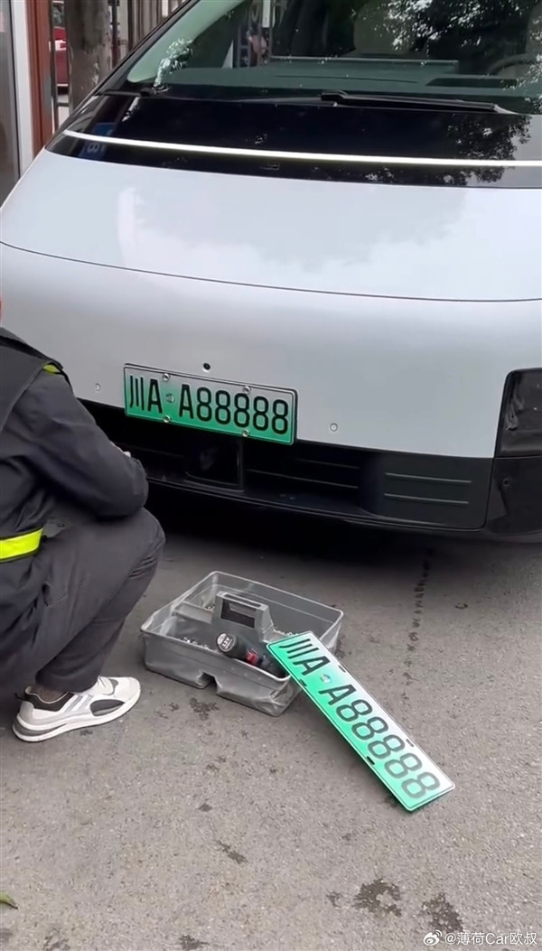 一理想MEGA掛“5個8”豹子號車牌 網(wǎng)友：車牌比車貴多了吧