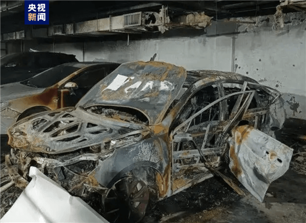 浙江杭州一新能源車充電自燃：只剩車架了 旁邊7輛車被波及