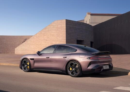 小米SU7搭載AI大模型：小愛同學秒識前車車型
