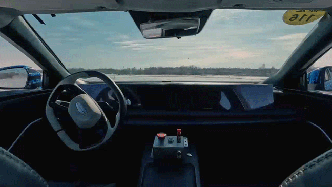 自研AI数字底盘，吉利汽车完成全球首个无人驾驶漂移