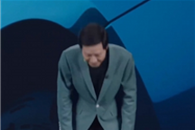 雷军鞠躬拜托吐槽SU7口下留情:小米会被拿1万倍放大镜看