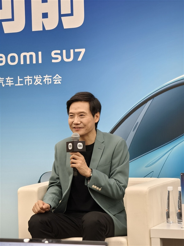 雷軍鞠躬拜托吐槽SU7口下留情：小米丁大一點(diǎn)的問題會(huì)被拿1萬(wàn)倍放大鏡看