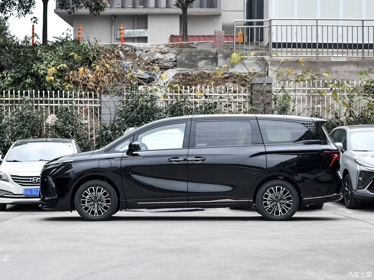 東風(fēng)風(fēng)行 星海V9 2023款 PHEV 200km 尊享型
