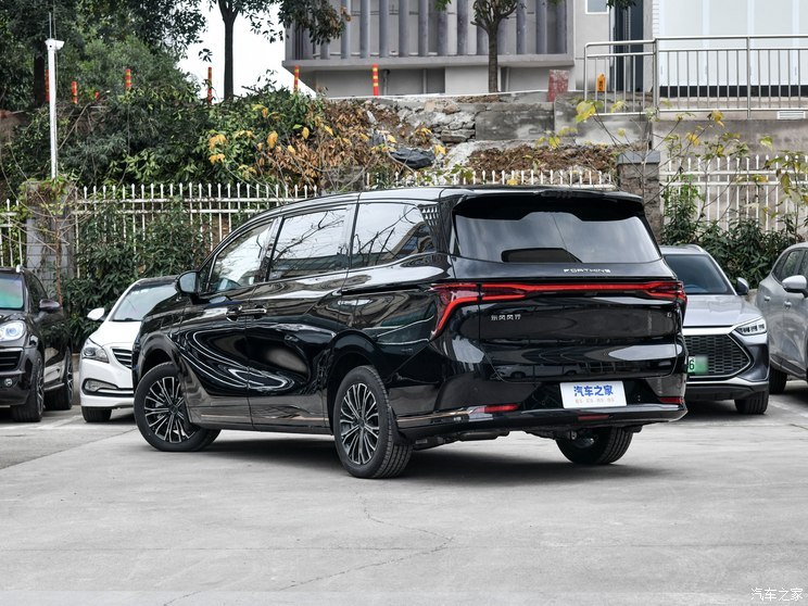東風(fēng)風(fēng)行 星海V9 2023款 PHEV 200km 尊享型
