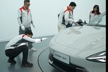 魏建军组织高管/专家对小米SU7做评审