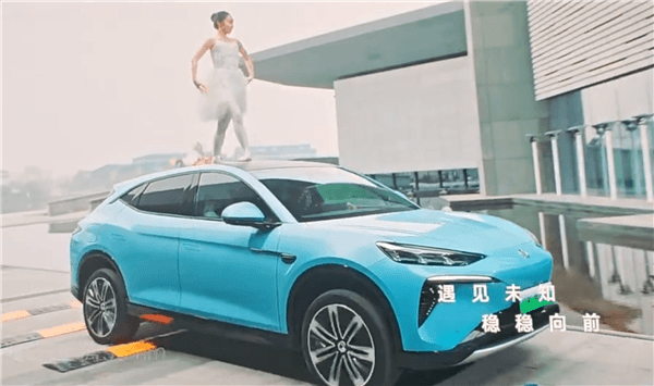 比亞迪新款騰勢(shì)N7挑戰(zhàn)“車(chē)頂芭蕾”：小姐姐車(chē)頂優(yōu)雅起舞