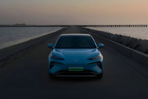 血拼的全新腾势N7，望着卖爆的小米SU7