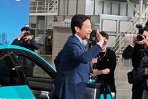 雷军亲自开车门 小米SU7正式开启交付