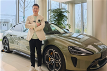 卢伟冰提车了:晒小米SU7合影 集齐橄榄绿全家福