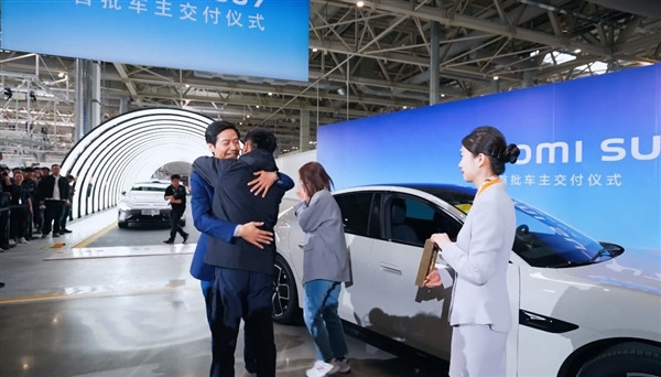 親自給車主開門！雷軍曬小米SU7北京首批車主交付儀式現場視頻