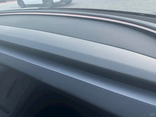 赛车桶椅+碳纤维饰板！新款特斯拉Model 3高性能版内饰曝光