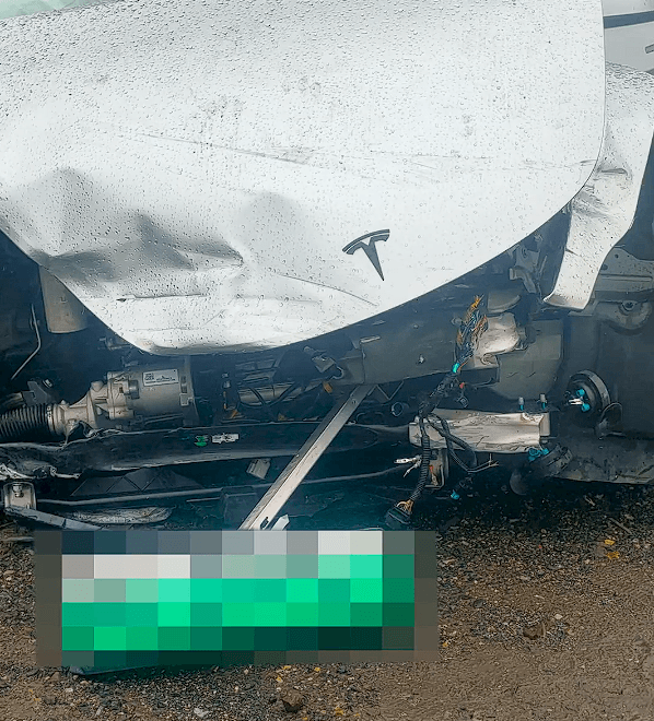 雨天特斯拉時(shí)速120km/h過彎：瞬間失控旋轉(zhuǎn)1080°