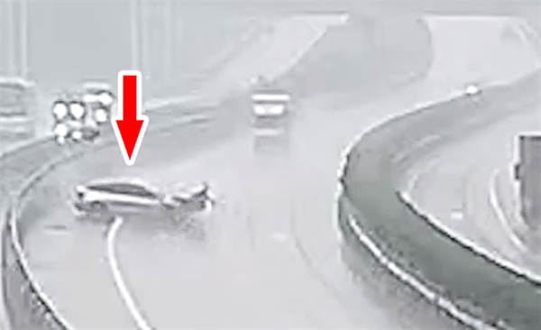 雨天特斯拉時(shí)速120km/h過彎：瞬間失控旋轉(zhuǎn)1080°