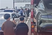 高速堵车现场秒变SU7车展 拍摄者：连小孩都能叫出小米