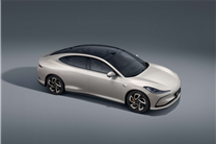 智己汽车海报被指像素级模仿小米汽车:场景、模特都一样