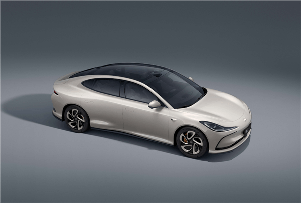 智己汽車海報被指像素級模仿小米汽車：場景、模特都一樣