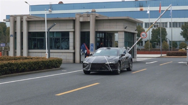 雙電機(jī)四驅(qū)+800V架構(gòu)！哪吒S獵裝車諜照曝光