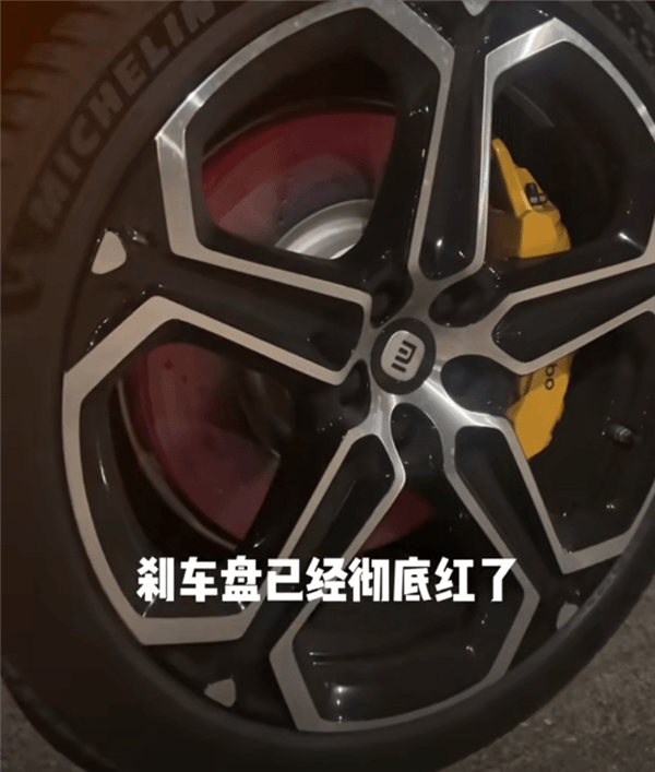 博主實(shí)測小米SU7連續(xù)22次百公里剎停：剎車皮起火了 制動(dòng)距離也未大增