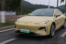 试驾吉利银河E8，和特斯拉Model 3比谁更好开？