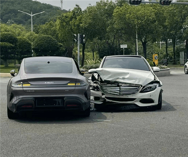 全網上路首撞 小米SU7誤撞奔馳 車主回應：人沒事、車已送售后