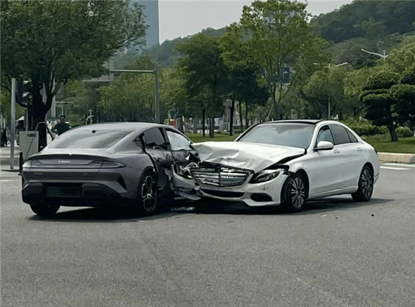 全網上路首撞 小米SU7誤撞奔馳 車主回應：人沒事、車已送售后