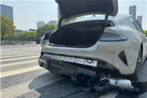 小米SU7被追尾撞掉气罐 小米汽车:后车是跑车 车头太低了