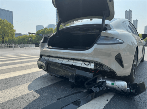 小米SU7被追尾撞掉氣罐 小米汽車：后車是跑車 車頭太低了