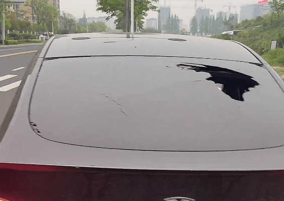 車主稱特斯拉Model Y行駛中玻璃自爆：嘣的一聲、以為被追尾