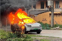 广汽埃安V电动车路边起火：烧了20多分钟整车报废