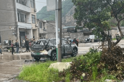 廣汽埃安V電動車路邊起火：燒了20多分鐘整車報廢