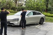 华为首款豪华旗舰轿车!享界S9实车曝光