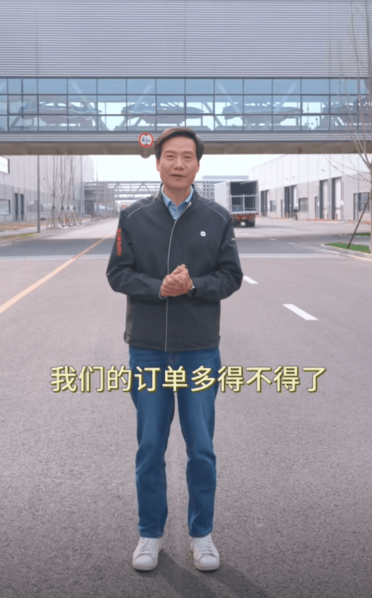雷軍宣布：小米SU7 2024年交付目標超過10萬輛！