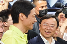 大佬会面!雷军现身北京车展比亚迪展台:与王传福握手交流