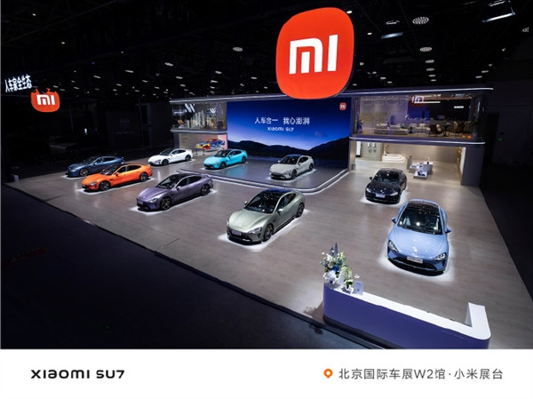 小米汽車首次參加車展！SU7九種顏色全家福出爐
