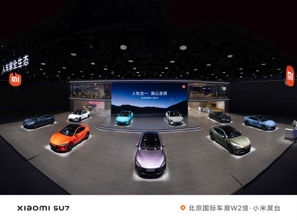 小米汽車首次參加車展！SU7九種顏色全家福出爐