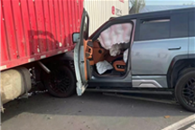 仰望U8追尾大货车 网友感慨车身实在太硬了