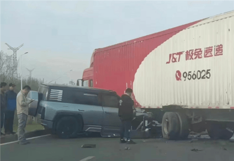 仰望U8追尾大货车 网友感慨车身实在太硬了