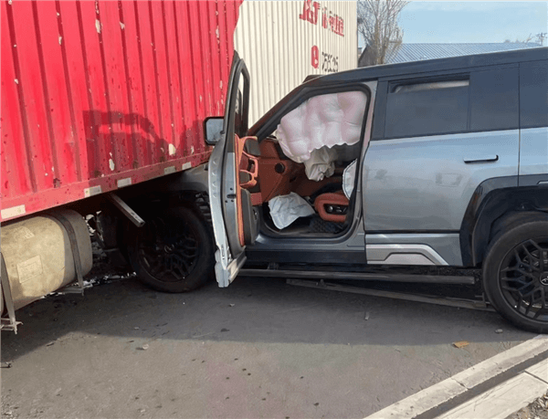 仰望U8追尾大貨車 網友感慨車身實在太硬了