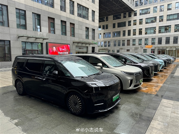 周鴻祎能辦個(gè)人車展了 網(wǎng)友實(shí)拍360樓下已停放數(shù)十輛國產(chǎn)汽車