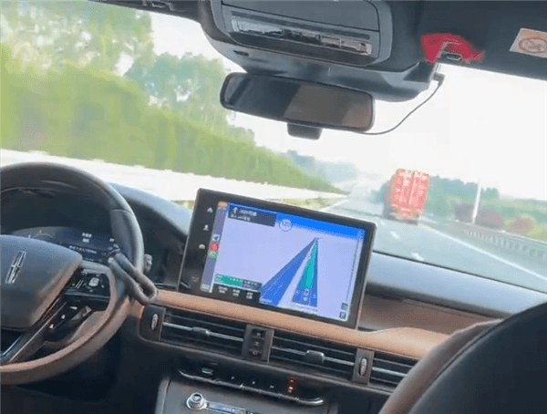 高速上自動駕駛 司機躺后排睡覺！林肯汽車回應